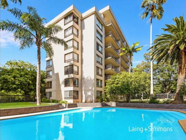 Spacious two bedroom unit in convenient Parramatta location