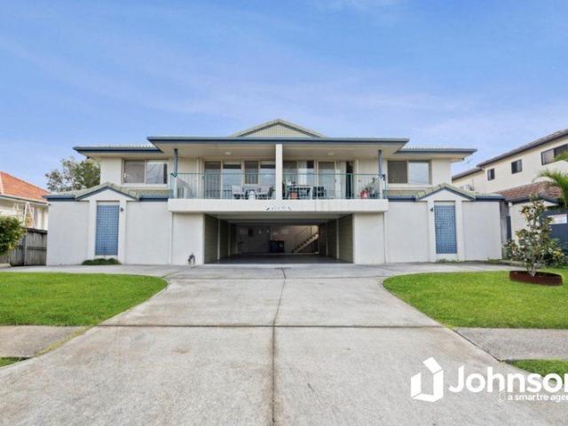 Spacious two bedroom unit in convenient Yeronga location