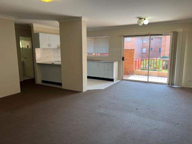 Spacious Two Bedroom Unit in Prime Location