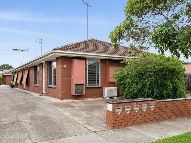 Spacious Two Bedroom Unit in Prime Location!
