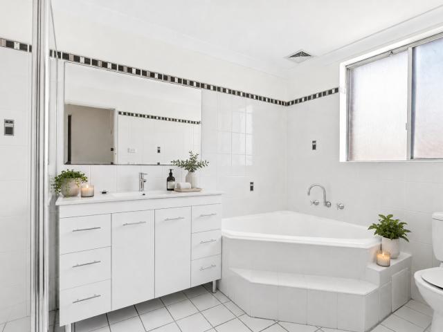 Spacious Two Bedroom Unit in Quiet West Wollongong Location
