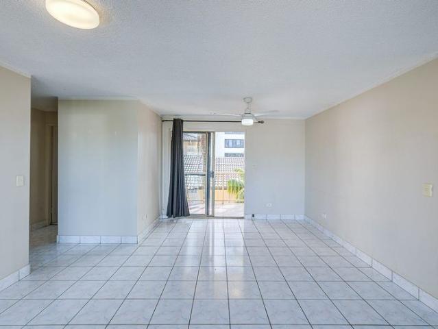 Spacious Two Bedroom Unit Just Moments to the Beach