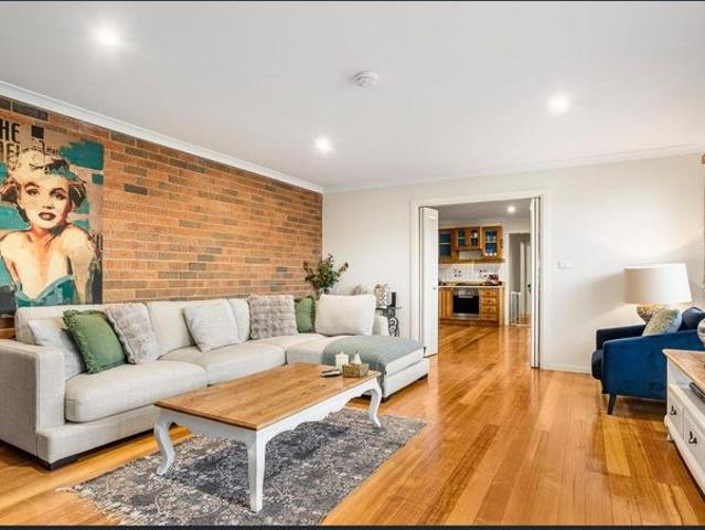 SPACIOUS TWO BEDROOM UNIT WITH PRIVATE COURTYARD
