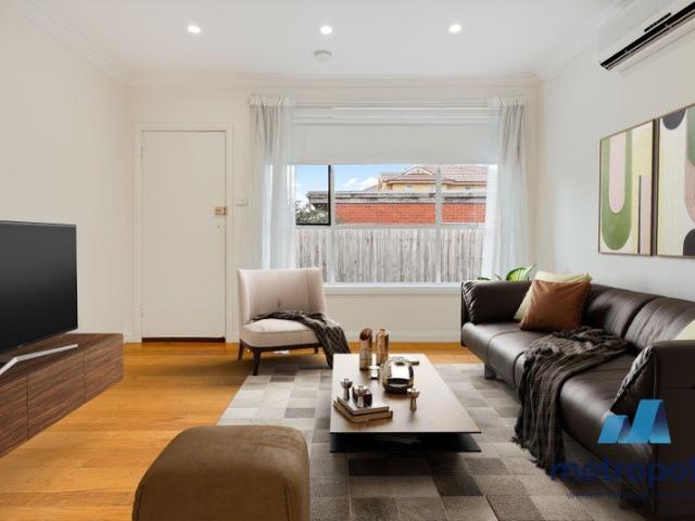 SPACIOUS TWO BEDROOM VILLA WALKING DISTANCE TO TRAIN!
