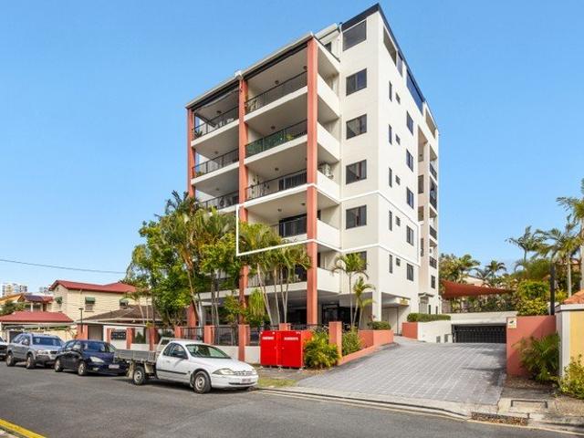 Spacious Two Bedroom Apartment, 100m to Broadater