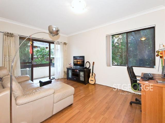 Spacious Two Bedroom Apartment 400m to Penshurst Station