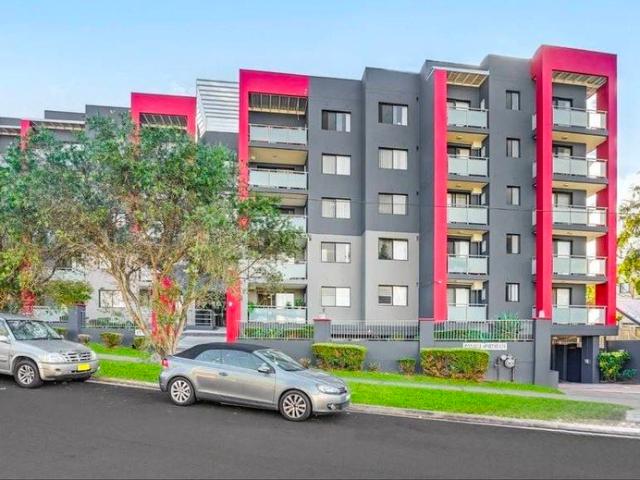 SPACIOUS TWO BEDROOM APARTMENT CONVENIENT BLACKTOWN LOCATION