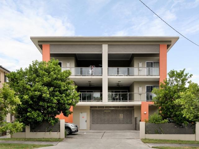 Spacious Two Bedroom Apartment Close to Nundah Village
