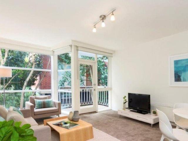 Spacious two bedroom apartment fully Furnished walking from Hawthorn Station