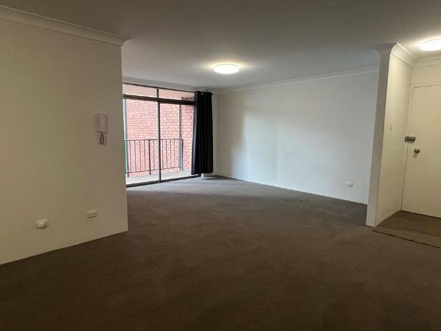 Spacious Two Bedroom Apartment in Convenient Location