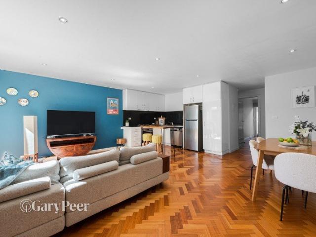 Spacious two bedroom apartment in Carnegie's vibrant heart