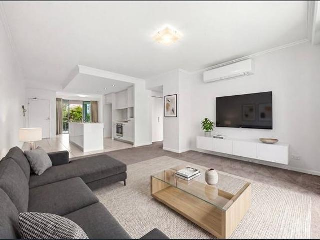 Spacious two bedroom apartment in Central Mermaid beach