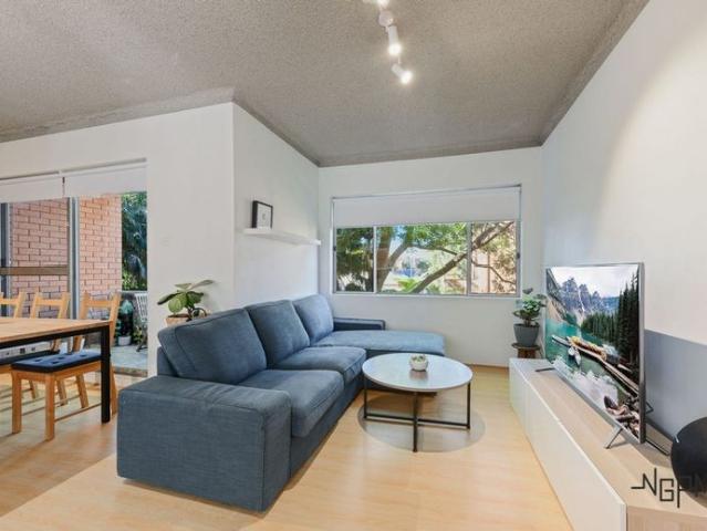 Spacious Two Bedroom Apartment in a Convenient Mortdale Location