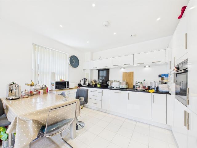 Spacious Two Bedroom Apartment in a Gated Period Development – Bromley