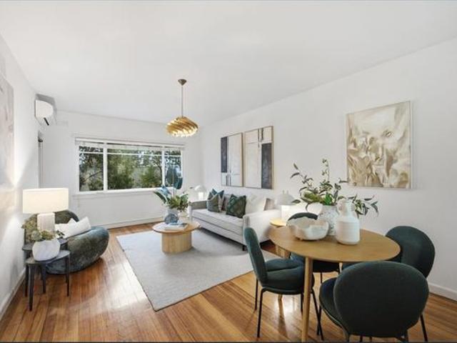 Spacious Two Bedroom Apartment in a Leafy Toorak Setting