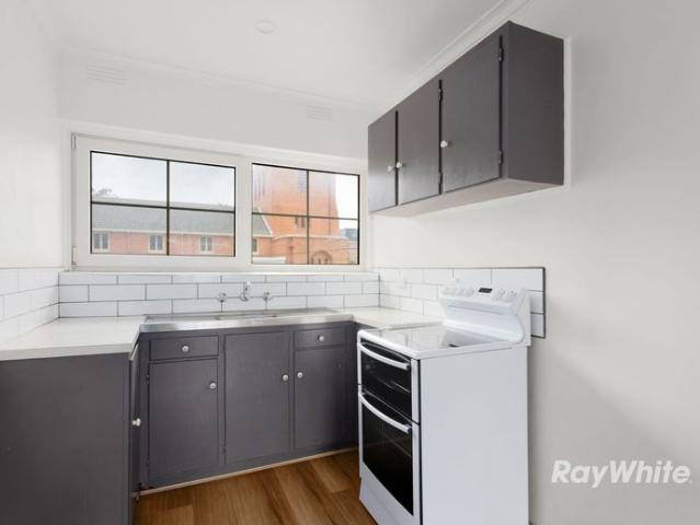 Spacious Two Bedroom Apartment in a Prime Carnegie Location