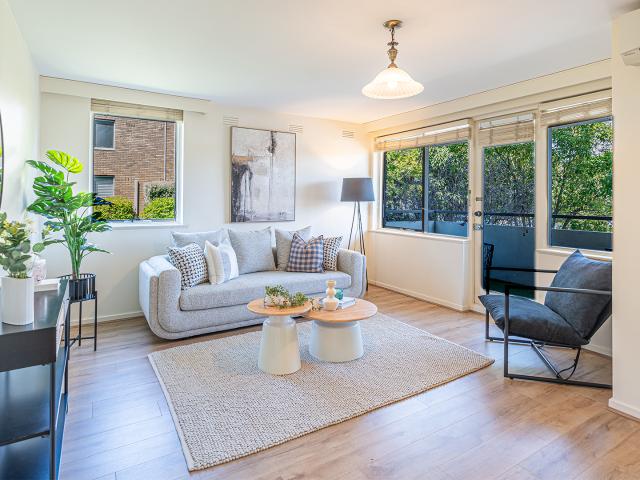 Spacious Two Bedroom Apartment in Kew Sun Filled Living!
