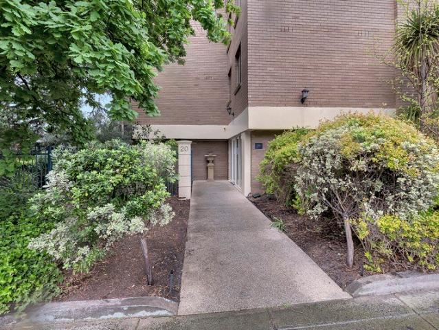 Spacious two bedroom apartment in secure complex