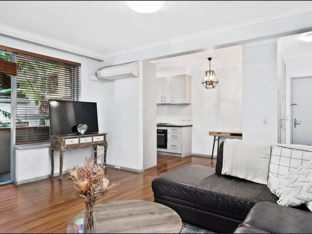 SPACIOUS TWO BEDROOM APARTMENT IN ST KILDA!