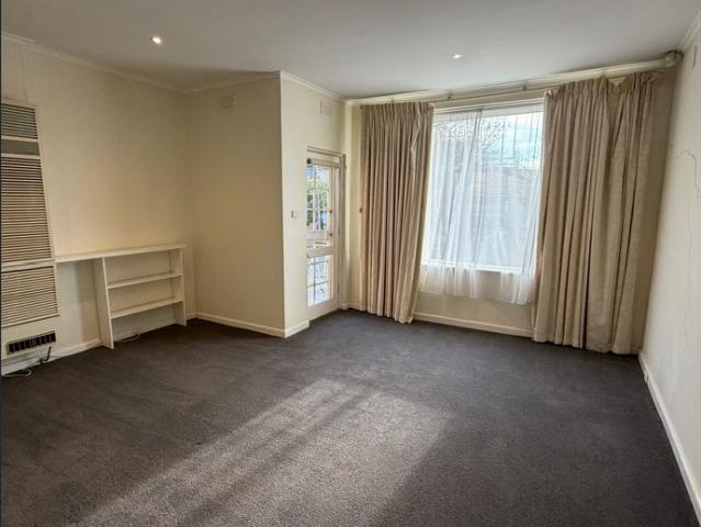 SPACIOUS TWO BEDROOM APARTMENT IN PRIME BALWYN LOCATION