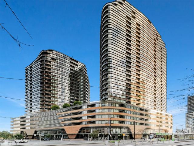 Spacious Two Bedroom Apartment in Prime Docklands Location