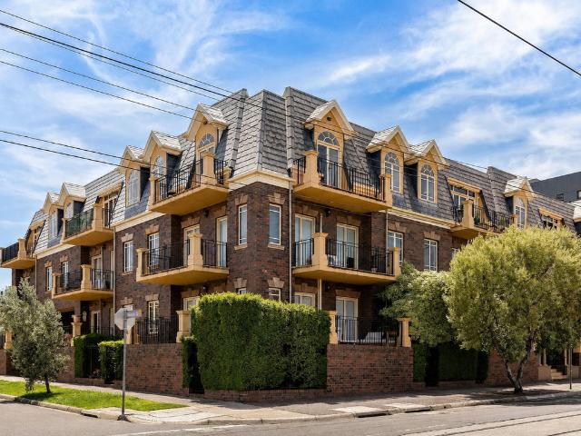 Spacious Two Bedroom Apartment in Prime Location