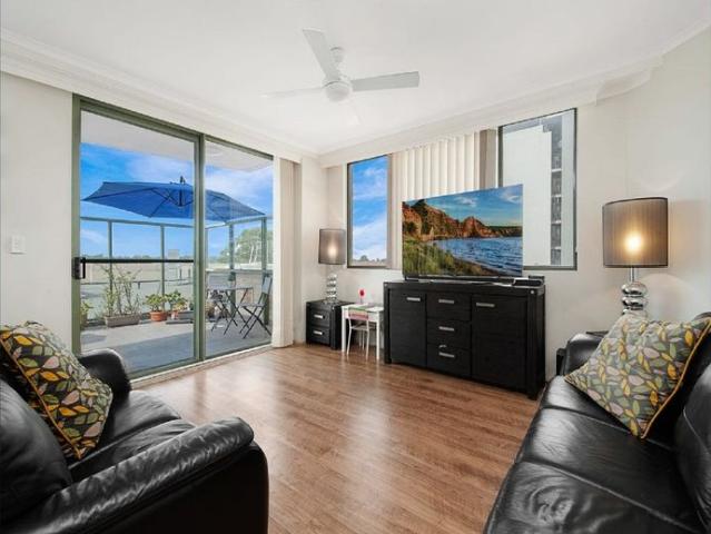 Spacious Two Bedroom Apartment in Prime Location, with Pool & Gym Facilities!