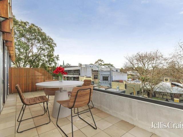 Spacious Two Bedroom Apartment in Prime Surrey Hills Location