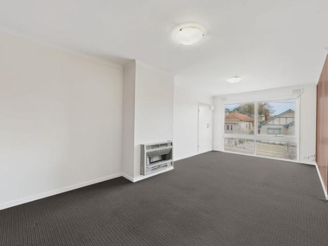 Spacious Two Bedroom Apartment in the Heart of Kew