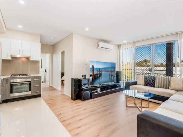 Spacious Two Bedroom Apartment Opposite Quakers Hill Station!