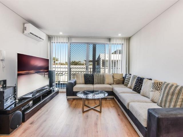 Spacious Two Bedroom Apartment Opposite Quakers Hill Station!