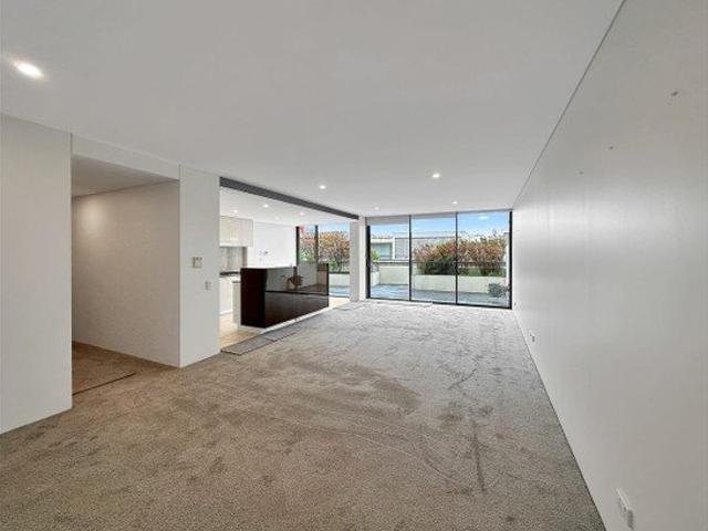 Spacious Two Bedroom Apartment Moments from the Foreshore, Ferry & Cafés