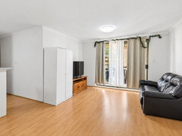 Spacious Two Bedroom Apartment | Walk to Station & Westpoint