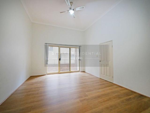 Stylish 2 beds, 2 baths and 2 car space Apartment with Soaring Ceilings