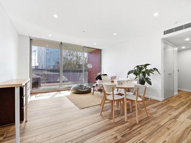 Spacious Two Bedroom Apartment with Two Balconies in Zetland