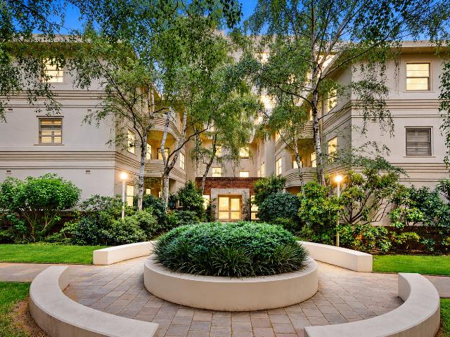 Spacious Two Bedroom Apartment with Balcony on Prestigious St Kilda Road