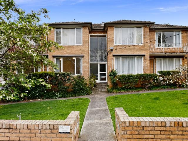 Spacious Two Bedroom Apartment with Balcony in Balwyn