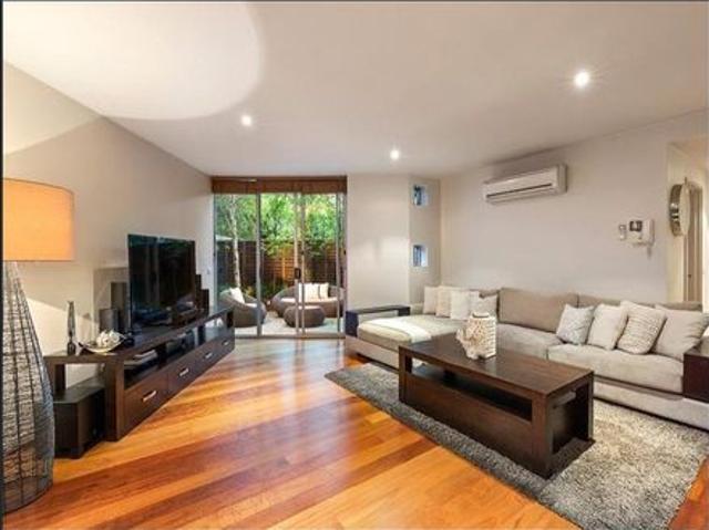 Spacious Two Bedroom Apartment with Courtyard in a Quiet Complex