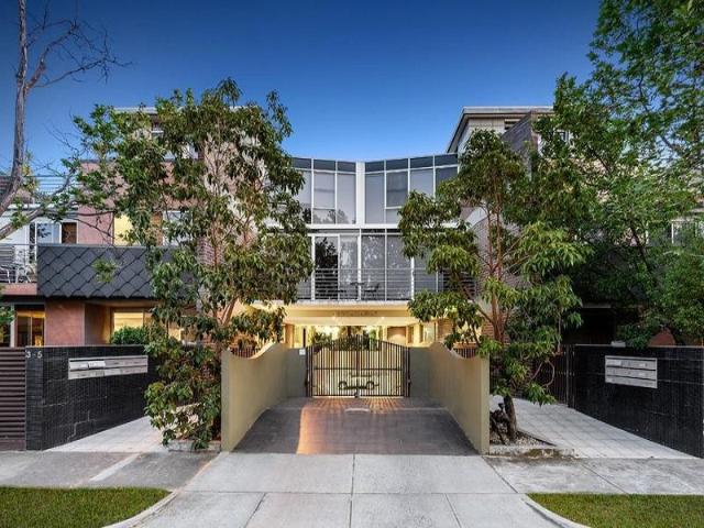 Spacious Two Bedroom Apartment with Courtyard in a Quiet Complex