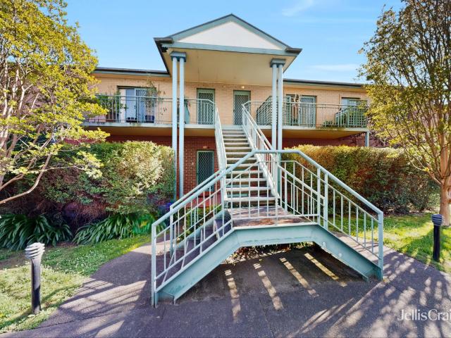 Spacious Two Bedroom Apartment with Double Garage in Kew