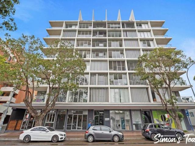 Spacious Two Bedroom Apartment with Dual Aspect Balconies