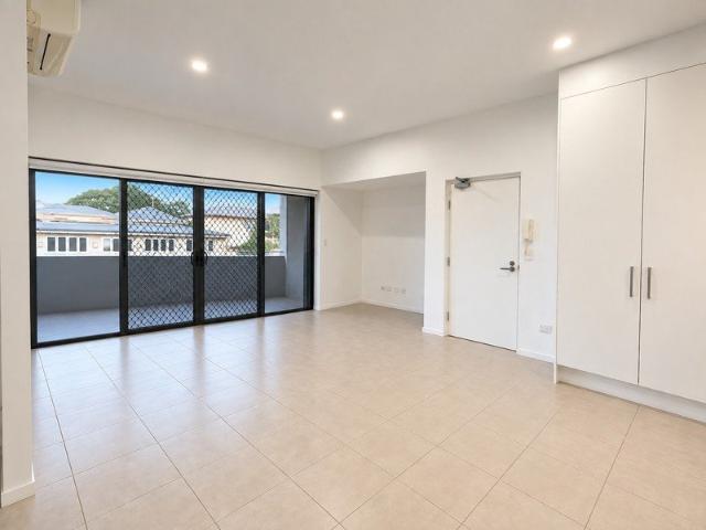 SPACIOUS TWO BEDROOM APARTMENT WITH GENEROUS BALCONY IN THE HEART OF GREENSLOPES