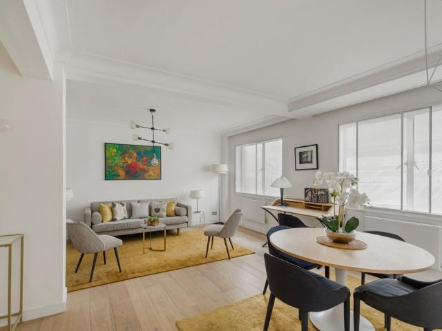 Spacious two bedroom apartment with Green Park views