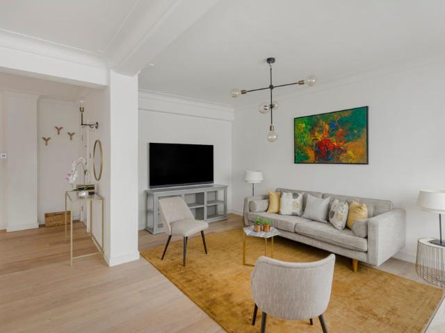 Spacious two bedroom apartment with Green Park views