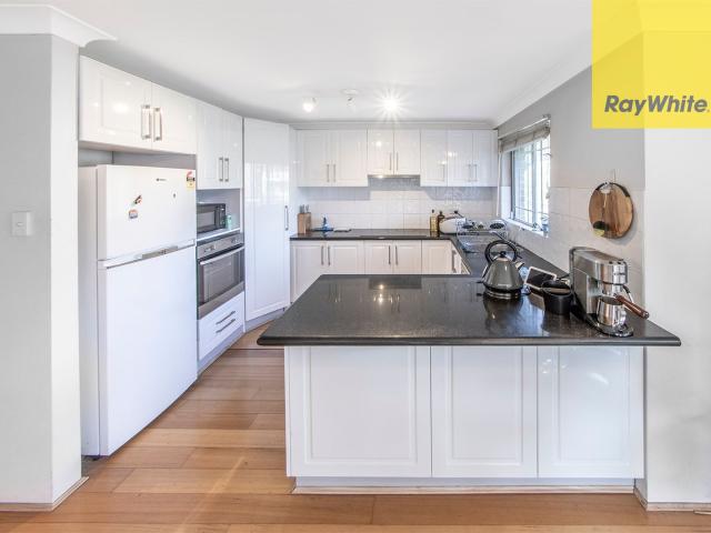 SPACIOUS TWO BEDROOM APARTMENT WITH LEAFY ASPECT
