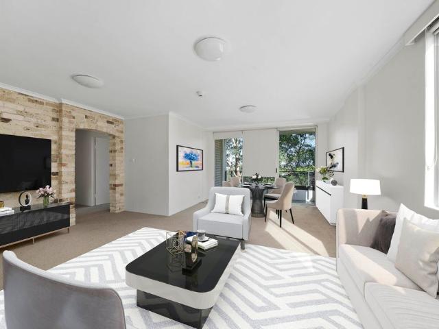 Spacious Two Bedroom Apartment With Lock Up Garage
