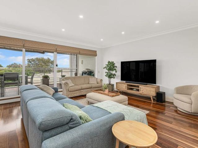 Spacious Two Bedroom Apartment with Orchard garden views