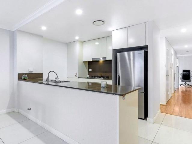 Spacious two bedroom apartment with study in the heart of Mascot