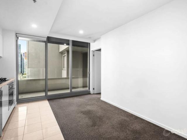 Spacious Two Bedroom Apartment with Study in the Heart of Melbourne