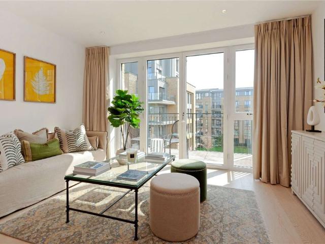 Spacious two bedroom contemporary apartment by the river Thames